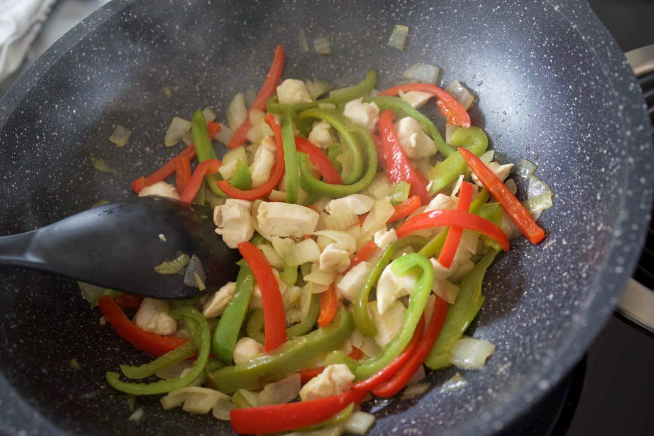 wok-poulet-oignon-poivrons