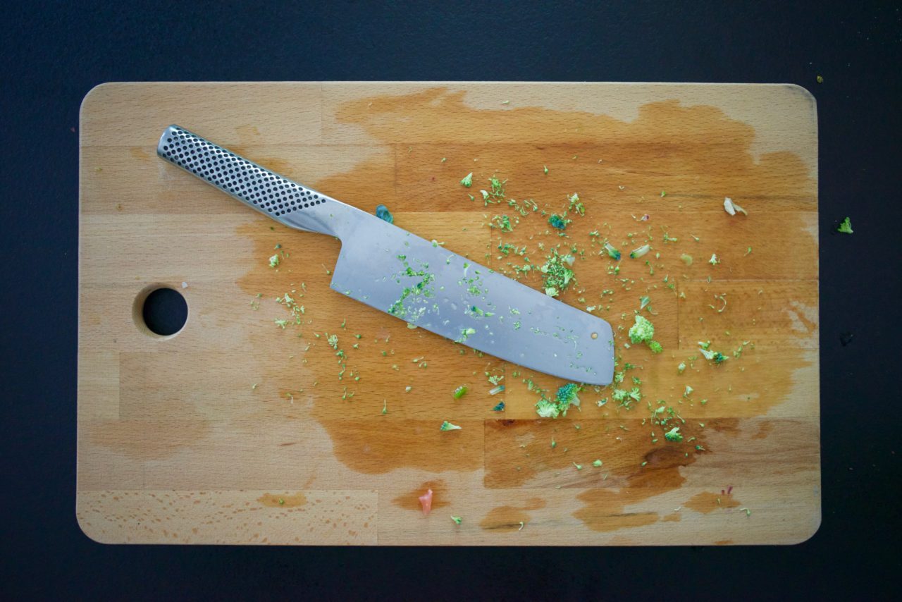 couteau cuisine planche légumes verts