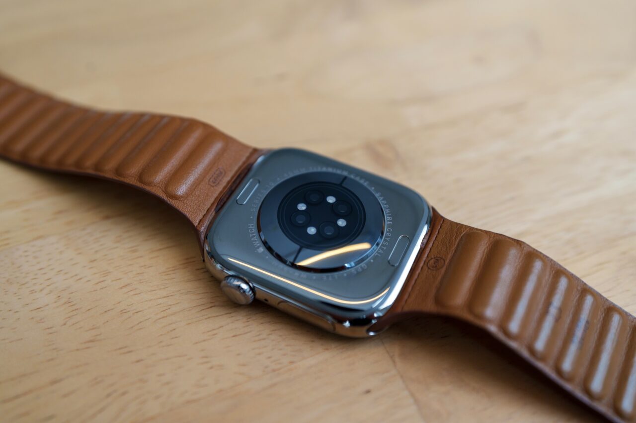 Le nouveau châssis de l'Apple Watch Series inclut les antennes autour des capteurs cardiaques