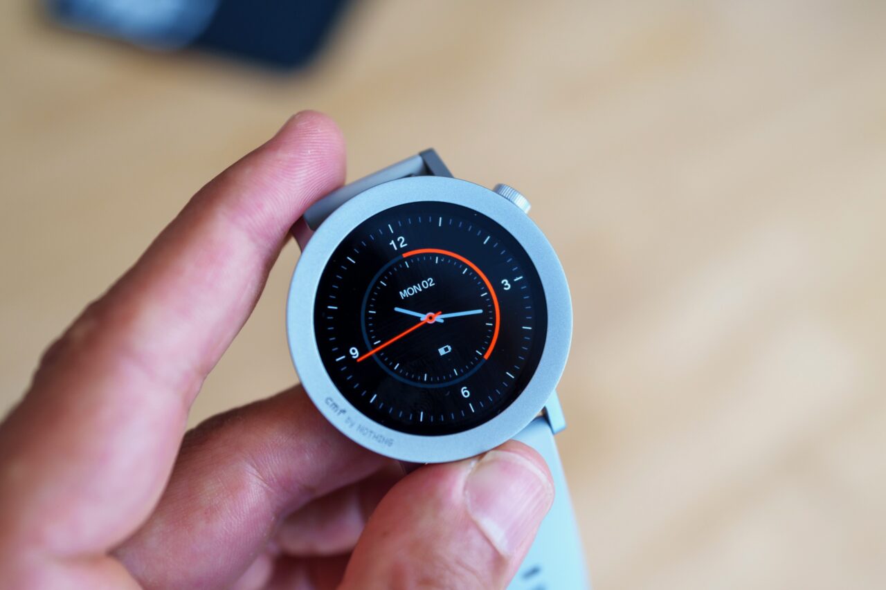 une main tient la watch pro 2